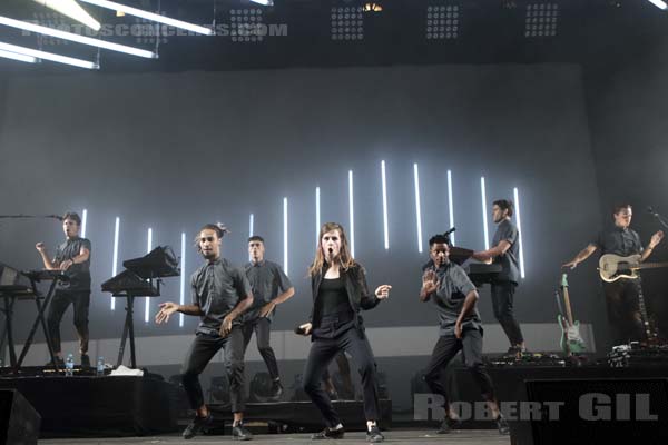 CHRISTINE AND THE QUEENS - 2015-07-16 - PARIS - Parvis de l'Hotel de Ville - 